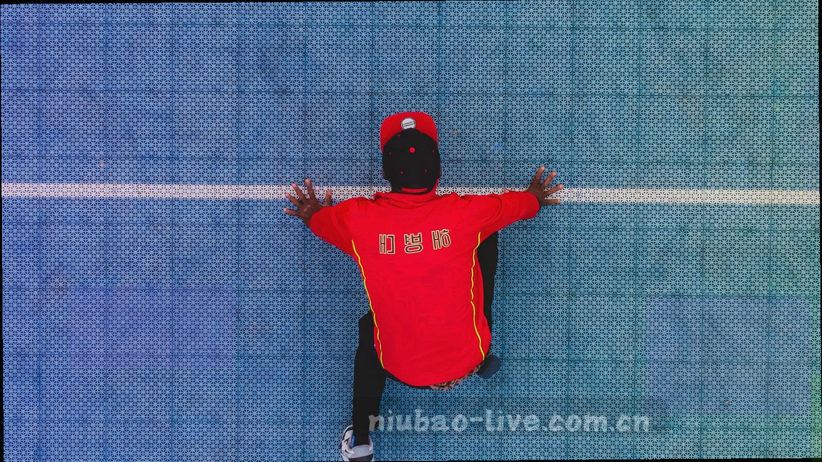 桌面端大屏上多联赛比分与折线图并排展示